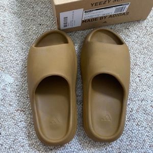 Yeezy ochre size 7